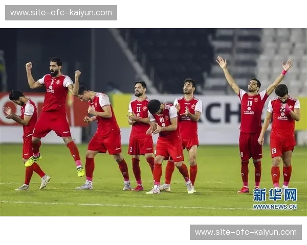 铁血红潮对决沙漠骄阳：当波斯波利斯遇见贾兹拉，谁才是中东足球的真正图腾？